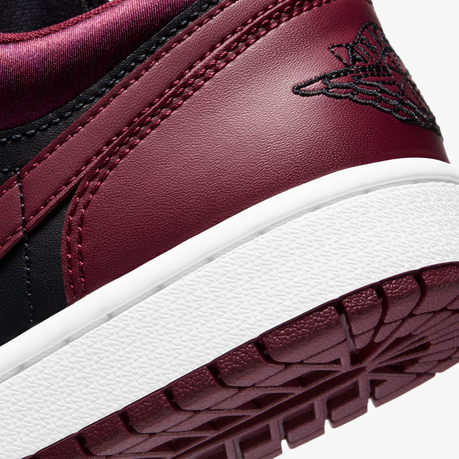 Air-Jordan-1-Low-Dark-Beetroot-Black-W8.jpg