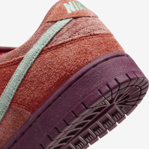 Nike SB Dunk Low 'Mystic Red'6