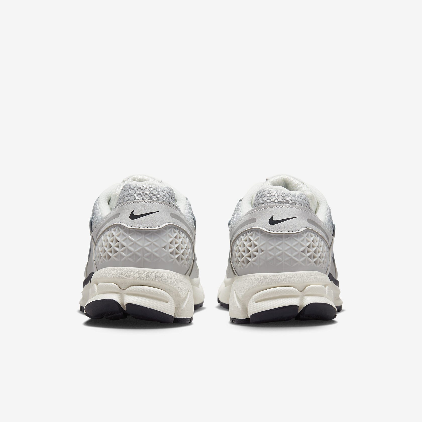 Nike Zoom Vomero 5 'Chrome Photon Dust'3