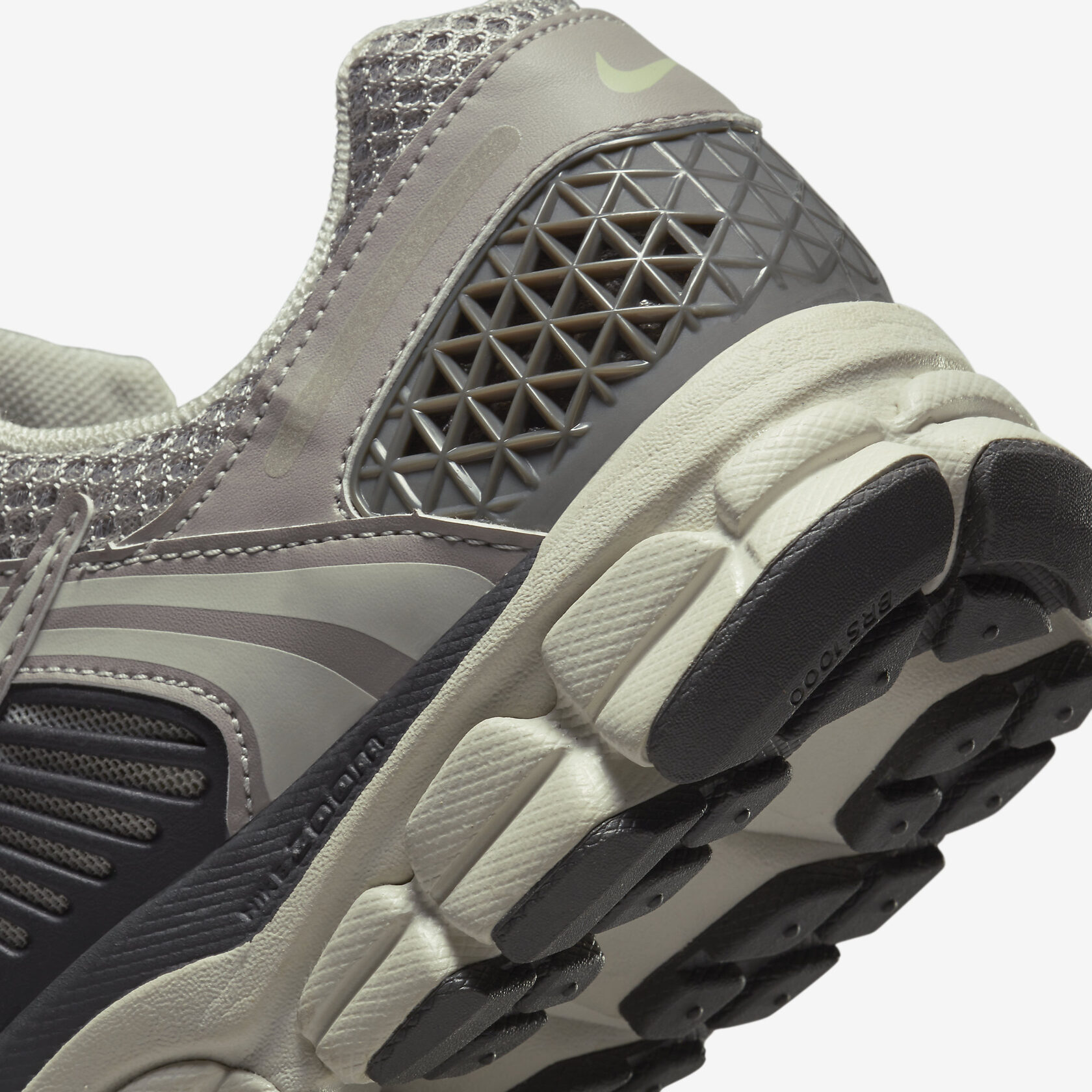 Nike Zoom Vomero 5 'Grey'7