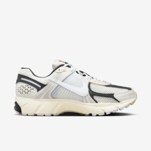 Nike Zoom Vomero 5 ‘Light Bone’2