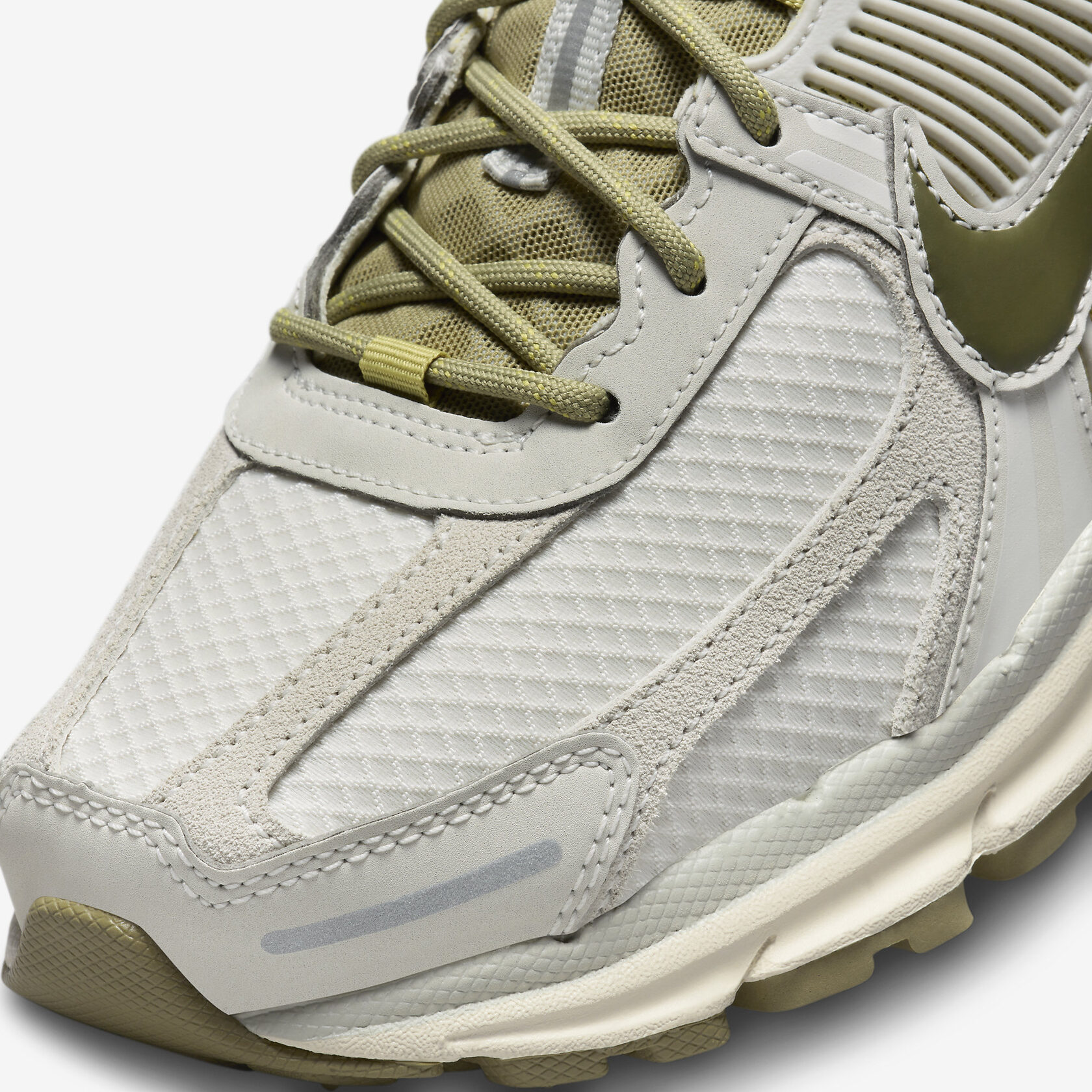 Nike Zoom Vomero 5 'Medium Olive'5