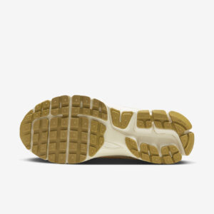 Nike Zoom Vomero 5 'Sail Laser Medium'1