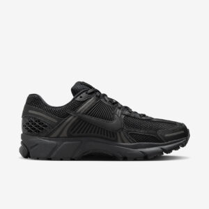 Nike Zoom Vomero 5 ‘Triple Black’2